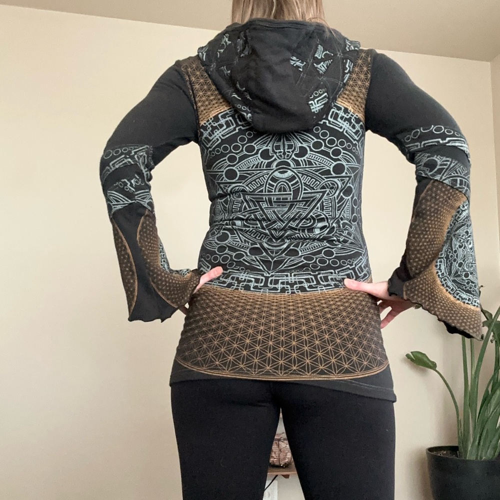 Fourth Dimesional Designs Hoodie Women’s Medium